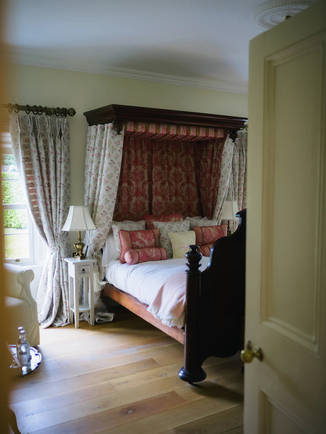 Stylish Queen Cabinet Beds That Maximize Space