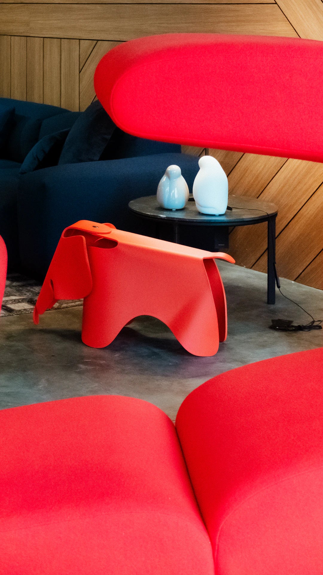 Stylish Accent Stools to Elevate Modern Living Rooms