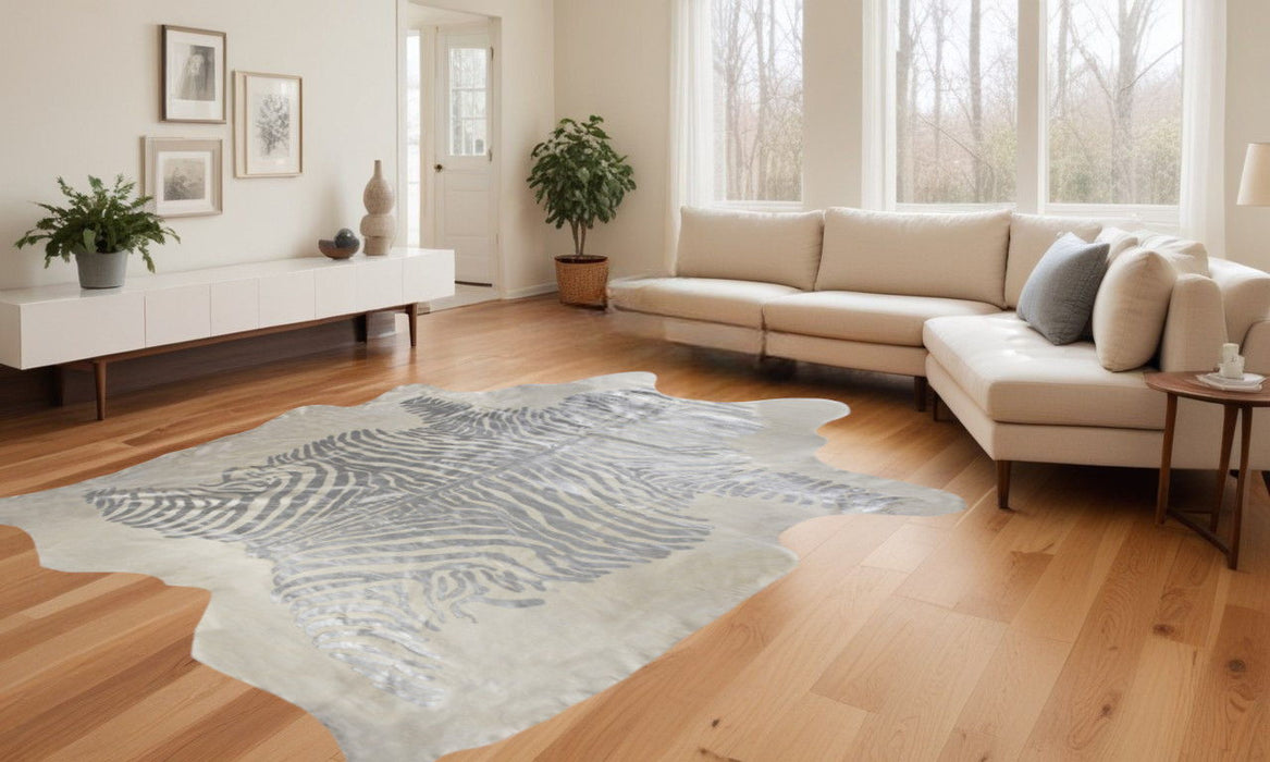 6' x 7' Cowhide Hand Knotted Area Rug - Silver And Ivory