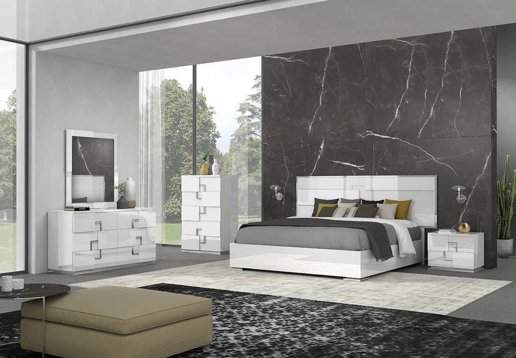 J & M Furniture Infinity Premium Queen Bed in Bianco Lucido