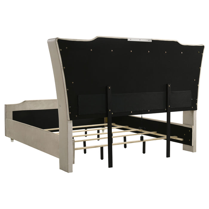 Lorient 5-piece Eastern King Bedroom Set Ivory and Camel