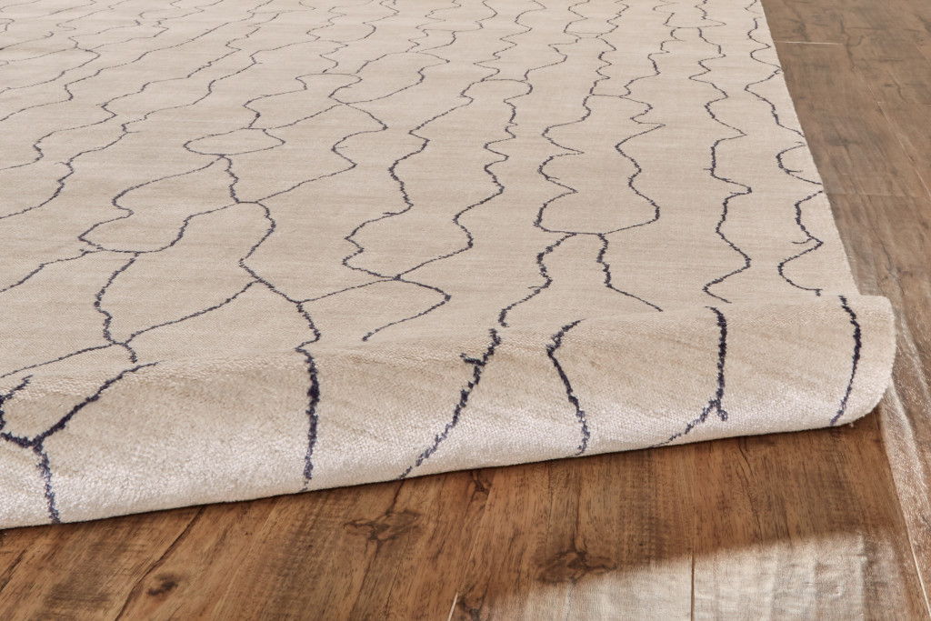 5' x 8' Abstract Hand Woven Viscose Viscose Area Rug - Ivory And Gray
