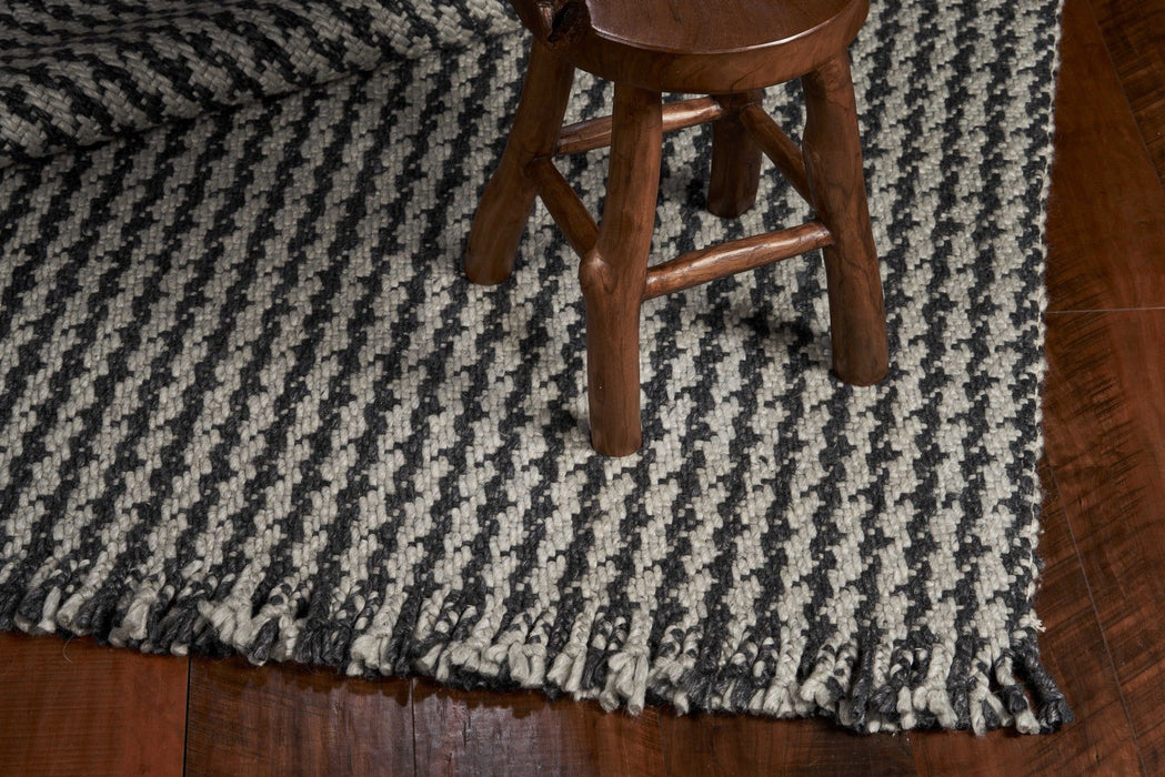 9' x 12' Hand Woven Houndstooth With Braided Fringe Indoor Area Rug - Gray