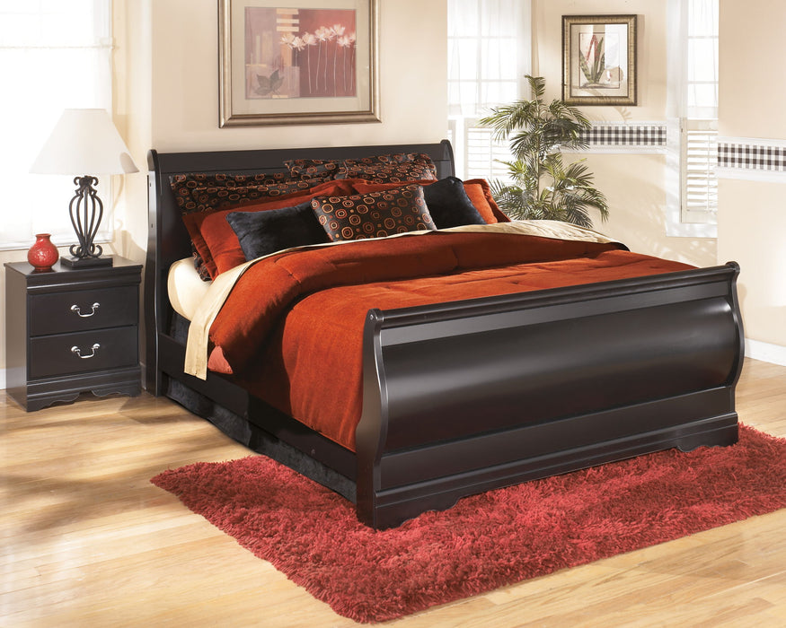 Signature Design by Ashley Huey Vineyard 6-piece bedroom set with a bed frame, dresser, mirror, and bedside tables in a modern style.
