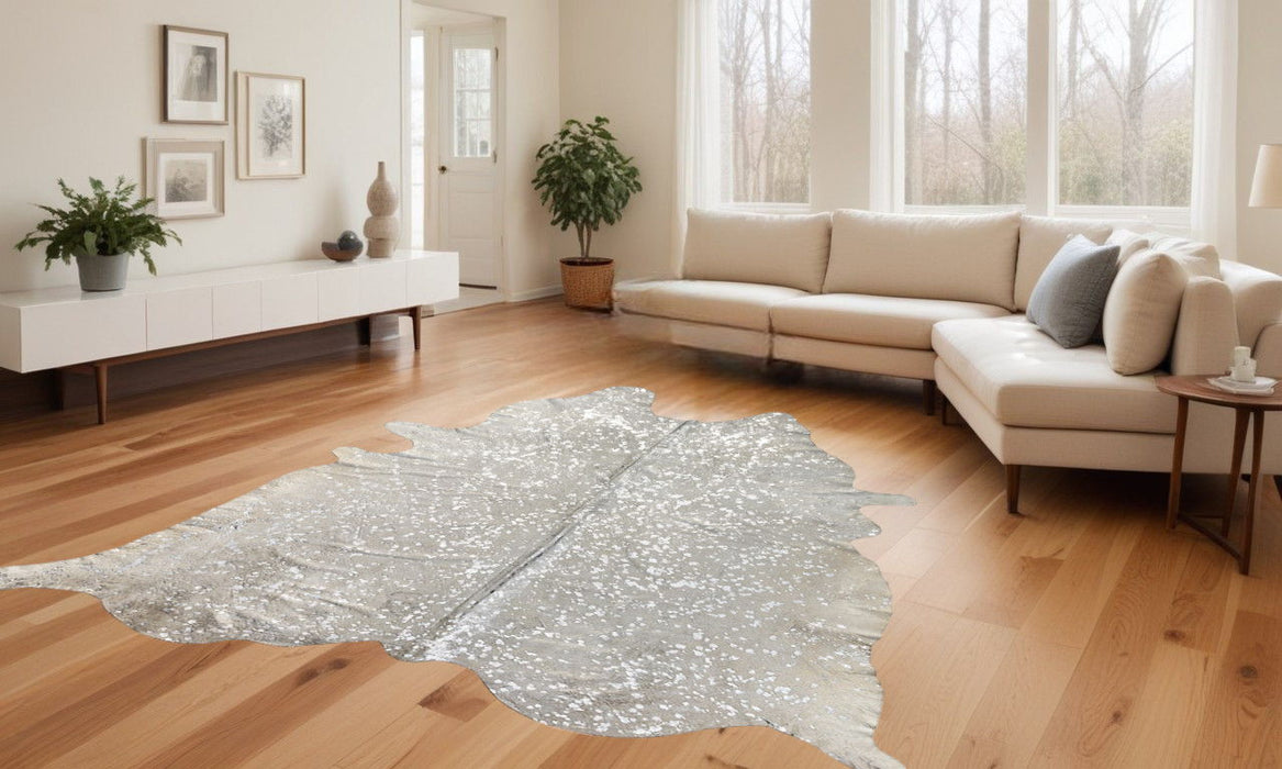 5' x 7' Cowhide Hand Knotted Area Rug - Silver And Ivory