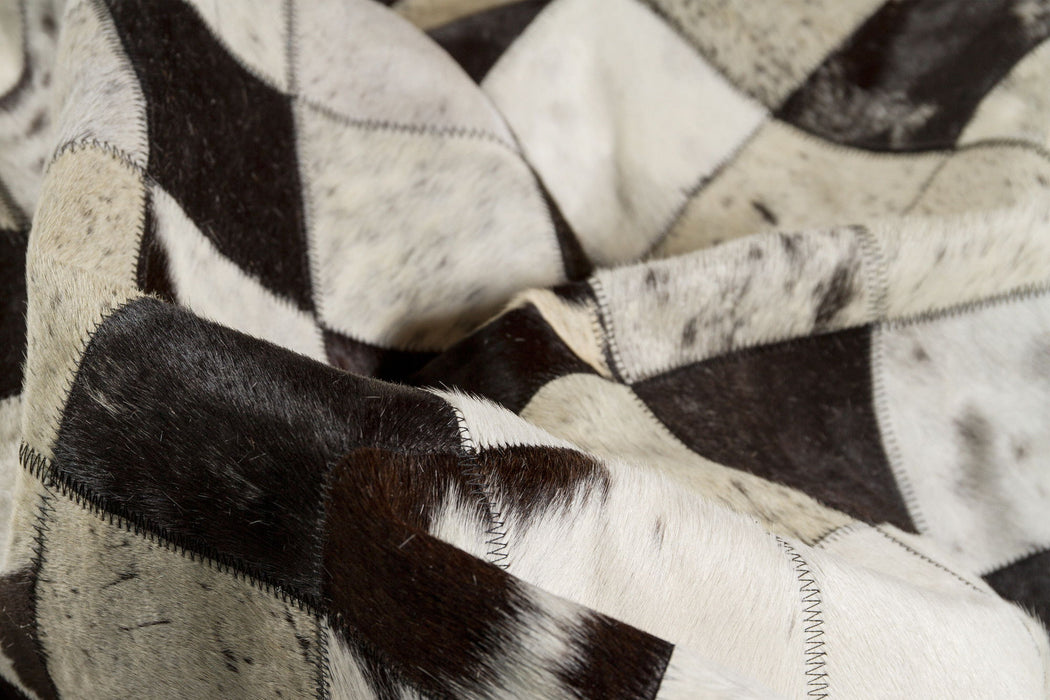 8' X 10' Cowhide Patchwork Area Rug (544471) - Black / White