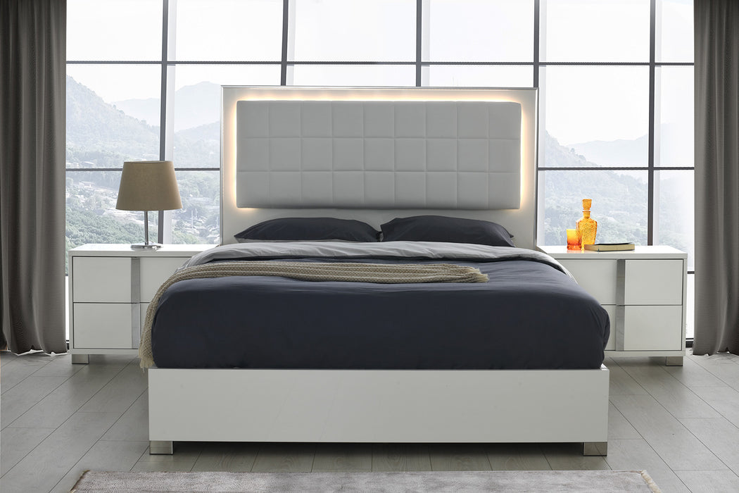 J & M Furniture Giulia Queen Bed in White