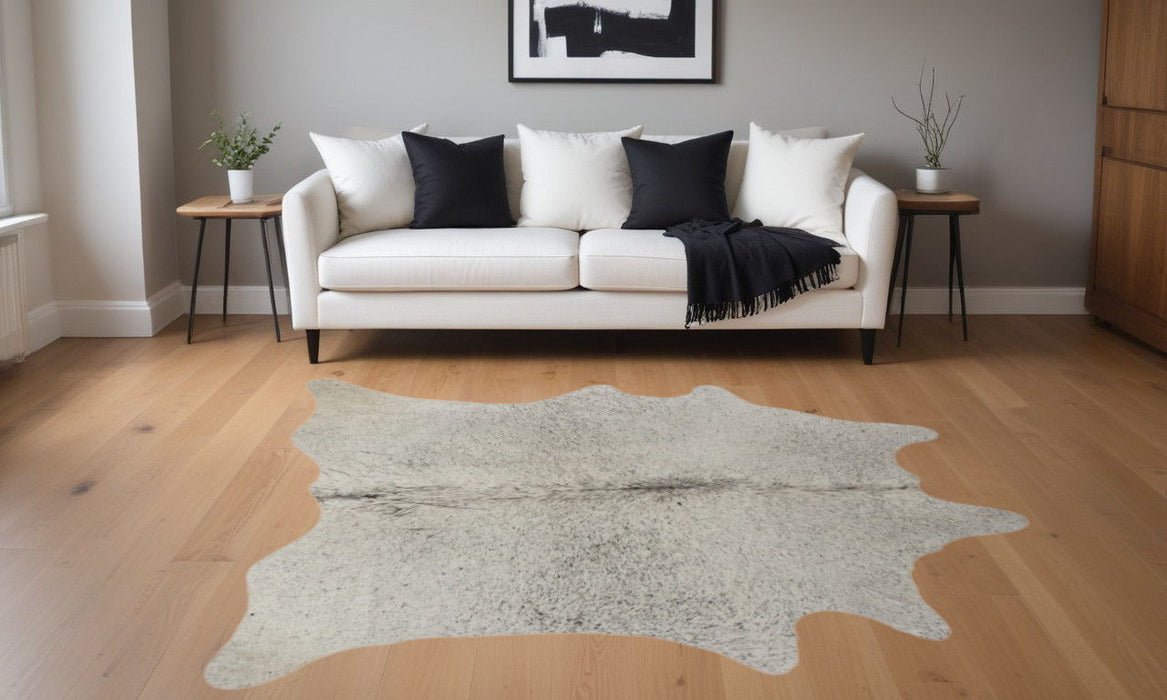 5' x 7' Cowhide Hand Knotted Area Rug - Light Gray