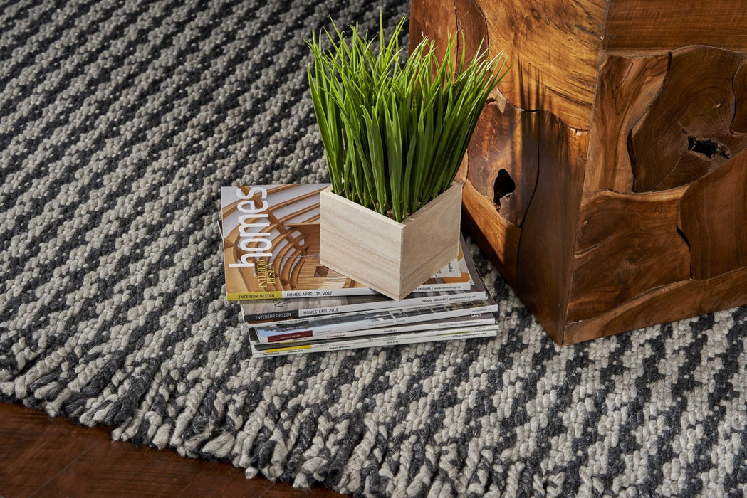 9' x 12' Hand Woven Houndstooth With Braided Fringe Indoor Area Rug - Gray