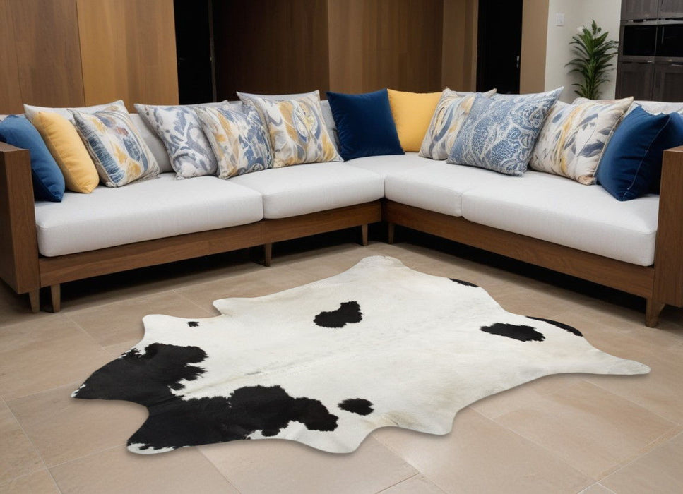 5' X 7' Cowhide Hand Knotted Area Rug (544331) - Black / White