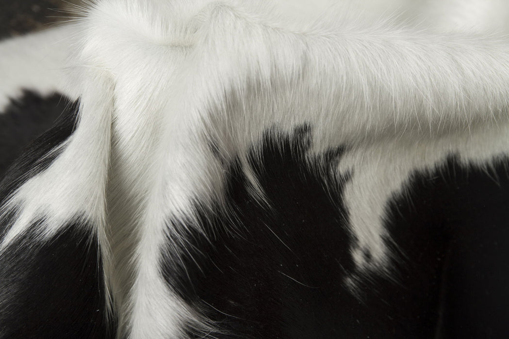 5' X 7' Cowhide Hand Knotted Area Rug (544331) - Black / White