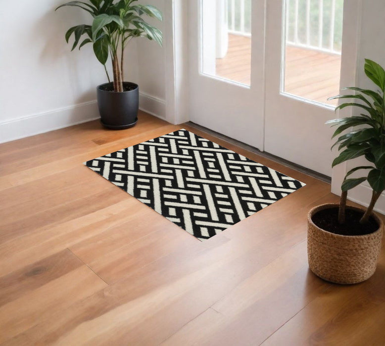 2' X 3' Trellis Washable Area Rug With UV Protection (568177) - Black / White
