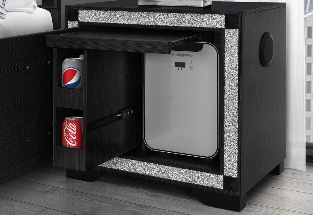 Soleil - 5 Piece King Bedroom Set With Cooler And Speaker - Charcoal