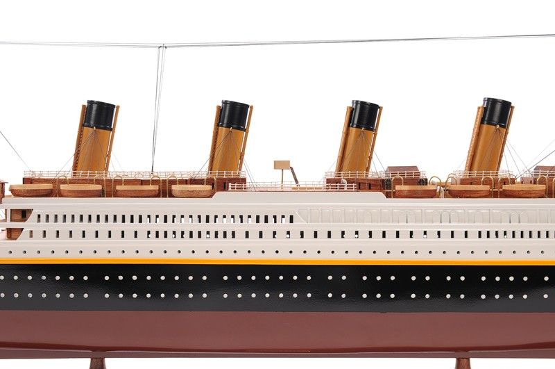 Hand Painted 1912 RMS Titanic Large Model Boat - Black / Red