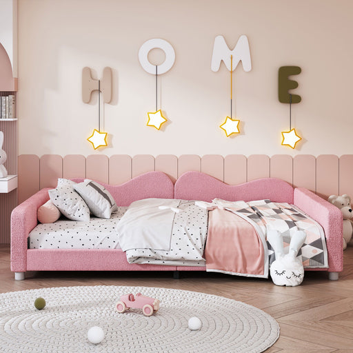 Giga upholstered daybed with Sherpa fabric, cloud-shaped backrest, and sofabed design for cozy lounging and sleeping.