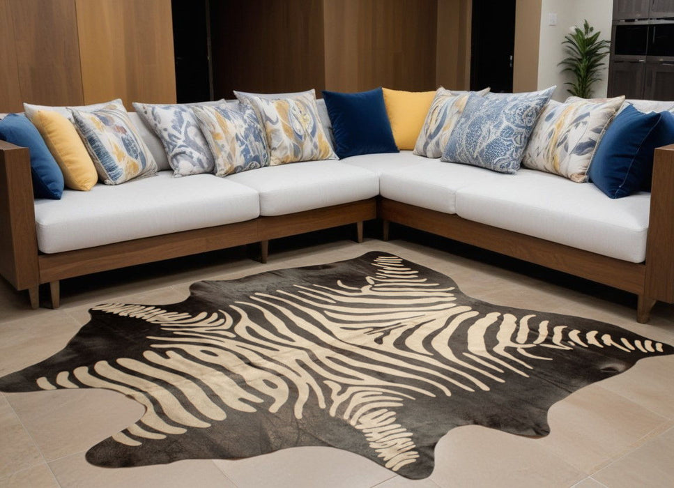 5' x 7' Cowhide Hand Knotted Area Rug - Black And Off White