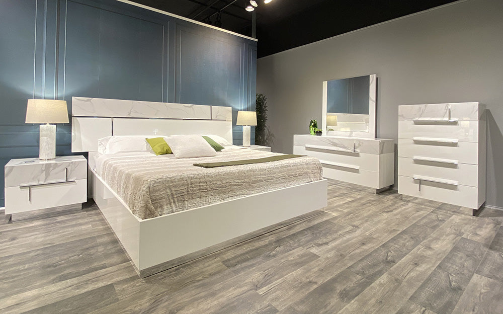J & M Furniture Sunset Premium Mirror in Bianco Luc+Stat with sleek, modern design and reflective surface on a white frame.